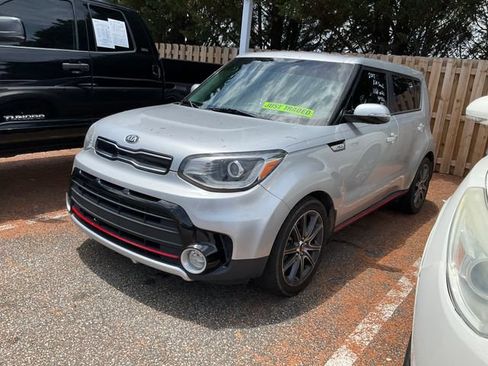 Used 2017 Kia Soul ! w/ Tech Package FWD image 3