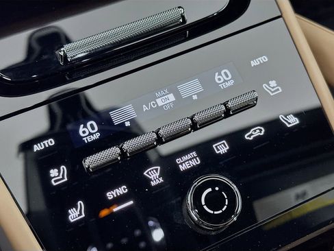 Certified 2025 Porsche Cayenne AWD/4WD image 18