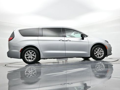 Used 2024 Chrysler Pacifica Touring-L image 21