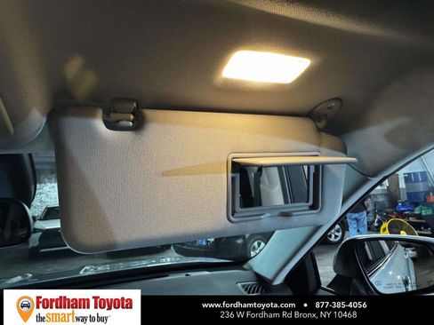 Used 2024 Toyota Highlander LE AWD/4WD image 28
