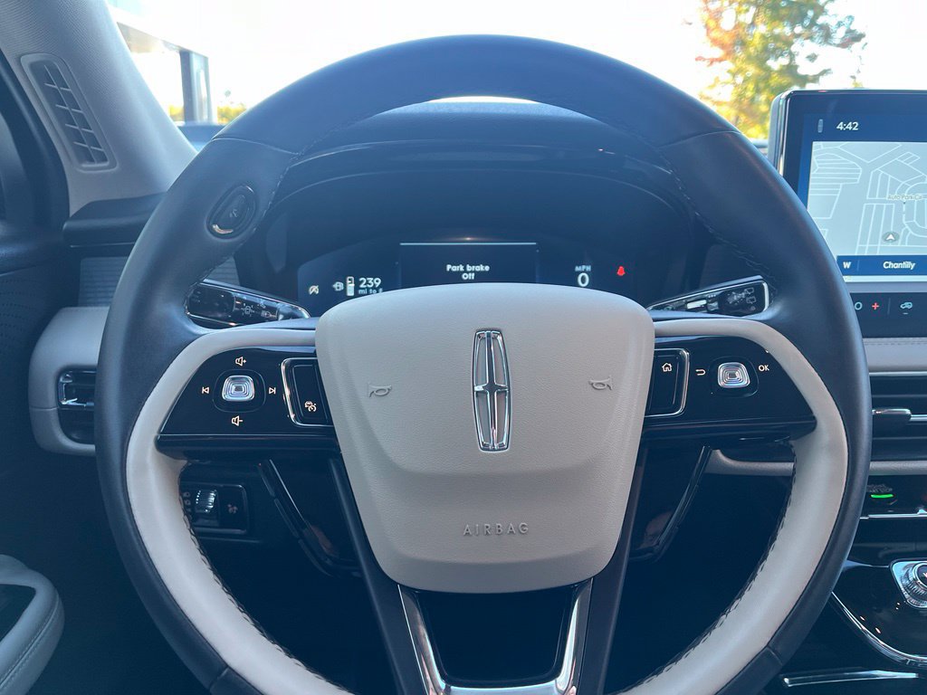 Used 2025 Lincoln Corsair AWD image 26