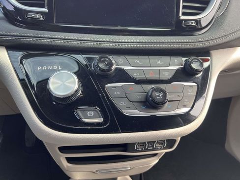 Used 2023 Chrysler Pacifica Touring-L image 29