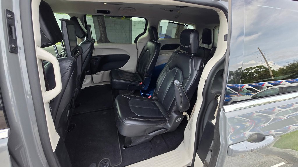 Used 2022 Chrysler Pacifica Touring-L w/ Uconnect Theater Family Group FWD image 7
