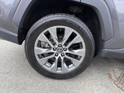 Used 2022 Toyota RAV4 XLE Premium image 27