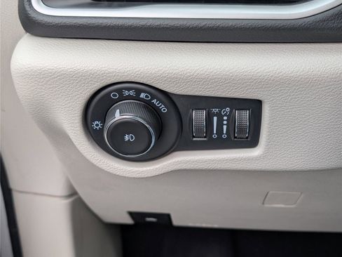 Used 2023 Chrysler Pacifica Touring-L image 21