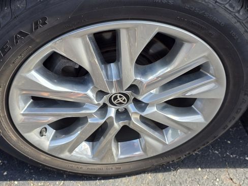 Used 2024 Toyota Highlander Limited AWD/4WD image 19