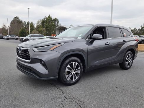 Certified 2023 Toyota Highlander XLE image 3