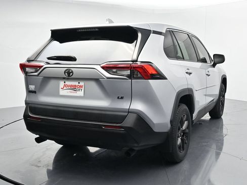 Used 2022 Toyota RAV4 LE FWD image 6