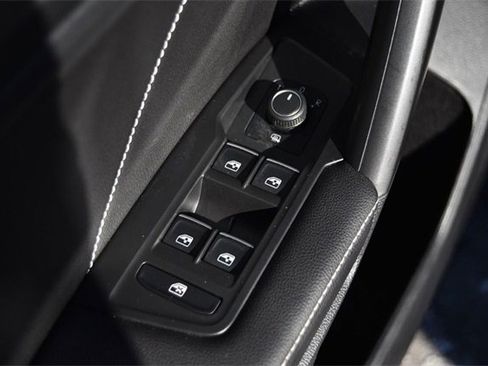 Certified 2022 Volkswagen Tiguan SE image 8