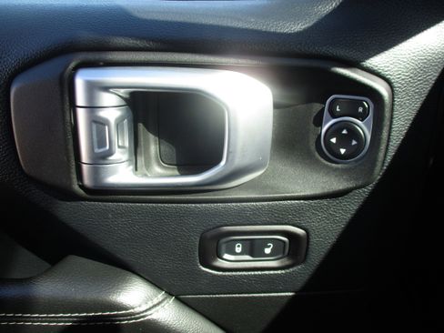 Used 2018 Jeep Wrangler Unlimited Sahara AWD/4WD image 30