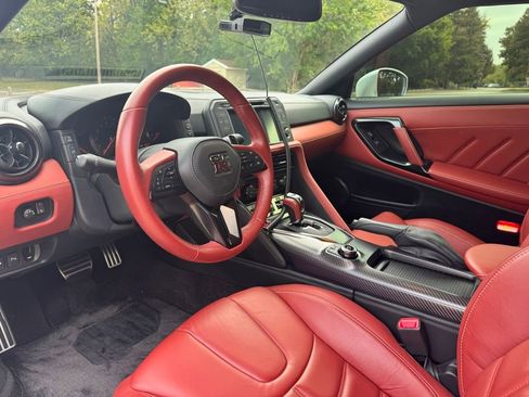 Used 2017 Nissan GT-R Premium w/ Premium Interior Package image 33