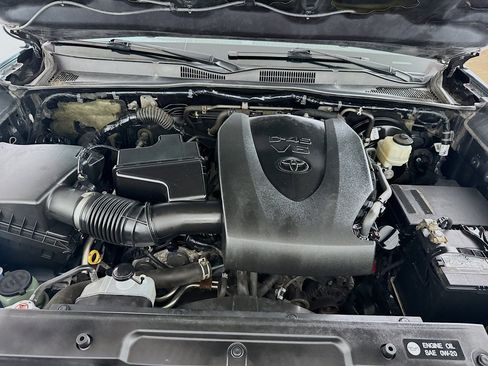 Used 2019 Toyota Tacoma TRD Sport AWD/4WD image 10