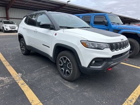 Used 2025 Jeep Compass Trailhawk AWD/4WD image 7