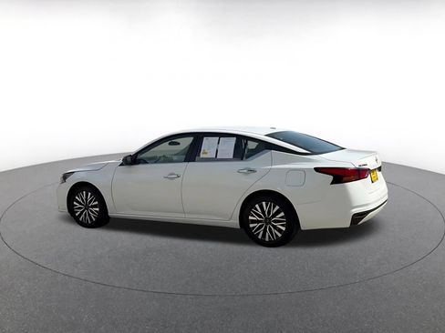 Used 2025 Nissan Altima 2.5 SV FWD image 10