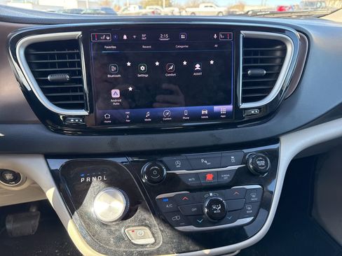 Used 2022 Chrysler Voyager LX image 13