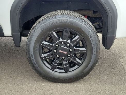 Used 2024 GMC Sierra 2500 AT4 w/ AT4 Premium Plus Package AWD/4WD image 10