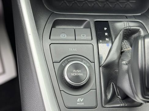 Used 2019 Toyota RAV4 XLE AWD/4WD image 18