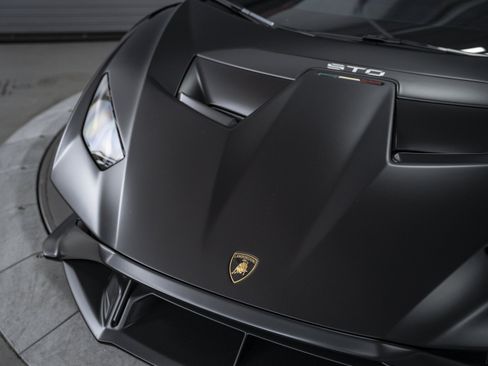 Used 2024 Lamborghini Huracan STO RWD image 15