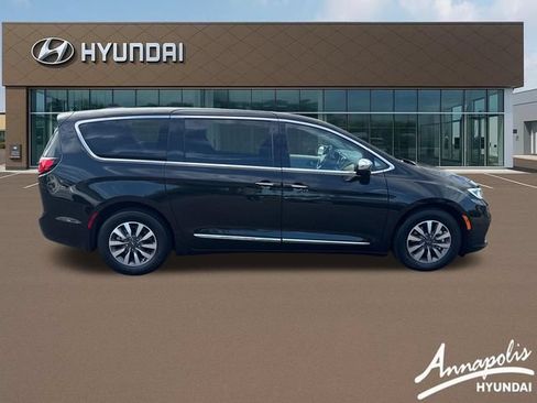 Used 2023 Chrysler Pacifica Limited w/ Uconnect Theater Family Group FWD image 6