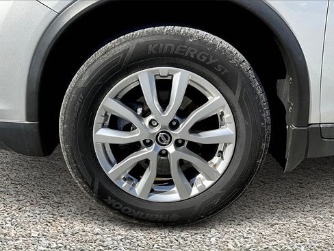 Used 2018 Nissan Rogue SV image 9