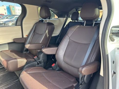 Used 2023 Toyota Sienna Platinum image 13