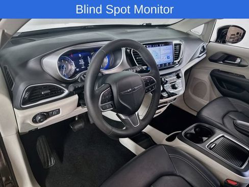 Used 2024 Chrysler Pacifica Touring-L FWD image 22