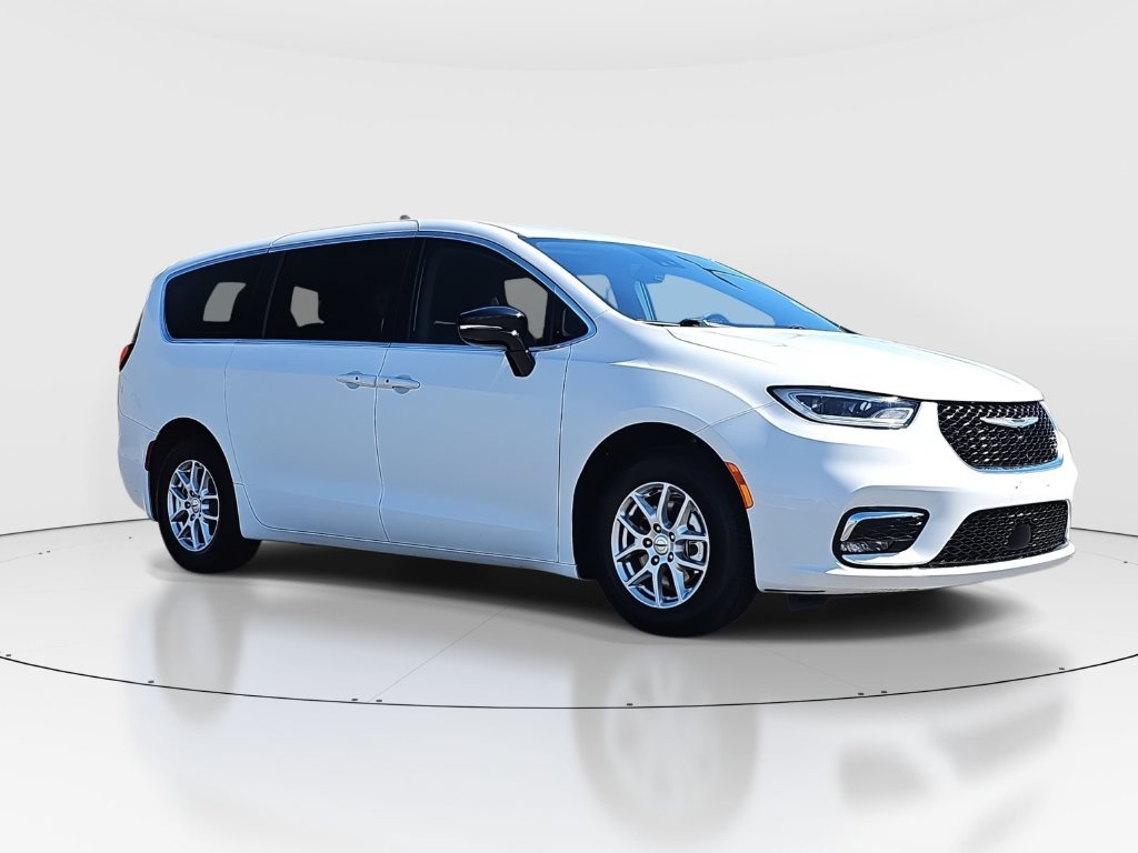 Used 2024 Chrysler Pacifica Touring-L FWD image 3