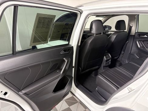 Used 2022 Volkswagen Tiguan SE w/ Panoramic Sunroof Package image 29