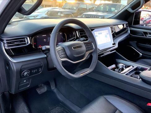 Used 2023 Jeep Wagoneer Series II image 16