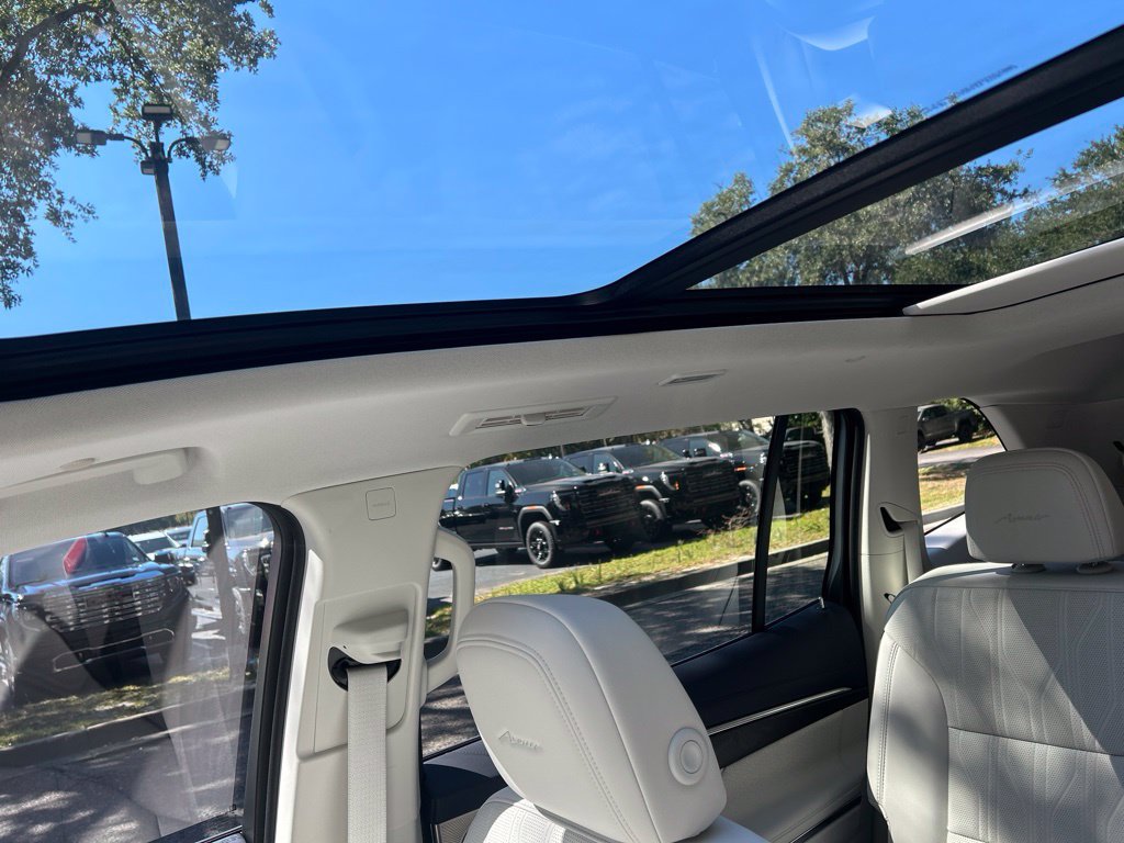 Used 2027 Buick Enclave Avenir w/ LPO, Illumination Package FWD image 12