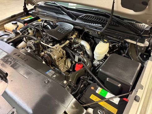 Used 2006 Chevrolet Silverado 2500 LT w/ Skid Plate Package AWD/4WD image 17