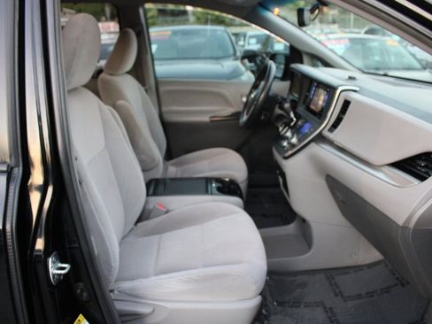 Used 2016 Toyota Sienna LE image 9