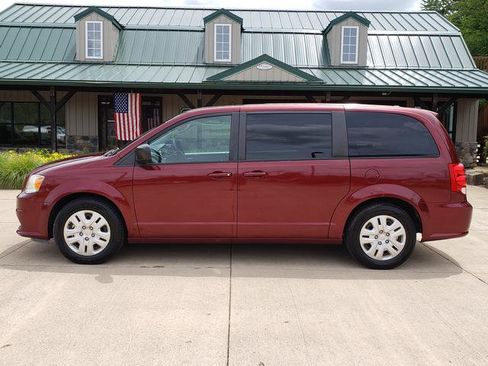 Used 2018 Dodge Grand Caravan SE w/ UConnect Hands-Free Group FWD image 2