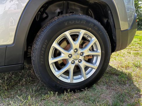 Used 2014 Jeep Cherokee Latitude w/ Comfort/Convenience Group AWD/4WD image 21