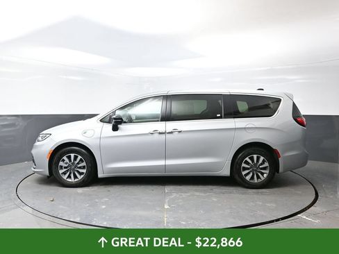 Used 2024 Chrysler Pacifica Limited FWD image 11