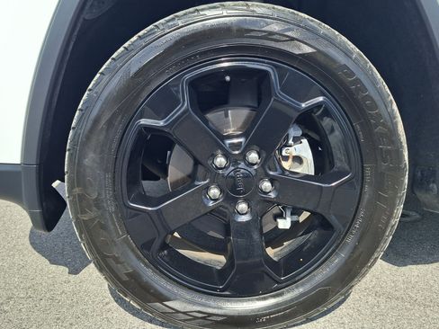 Used 2019 Jeep Grand Cherokee Laredo RWD image 25