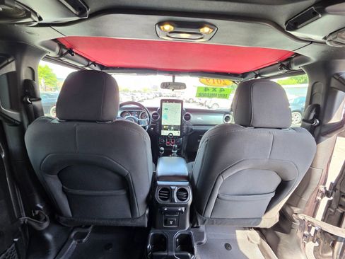 Used 2019 Jeep Wrangler Unlimited Sahara w/ Safety Group AWD/4WD image 30