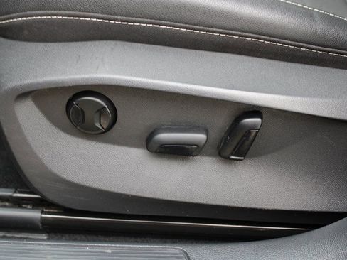 Certified 2023 Volkswagen Taos SE image 9