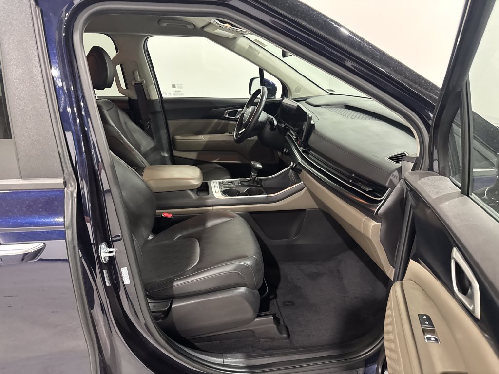 Used 2025 Kia Carnival FWD image 22