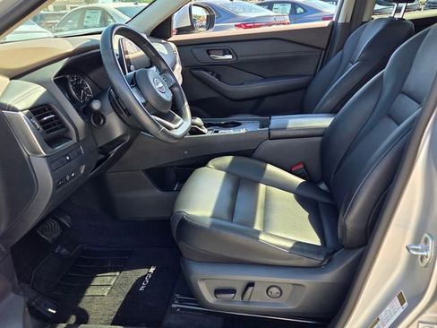 Used 2023 Nissan Rogue SV w/ SV Premium B Package FWD image 5
