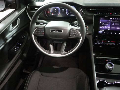 New 2025 Jeep Grand Cherokee L Laredo image 17