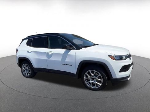 Used 2025 Jeep Compass Limited AWD/4WD image 2