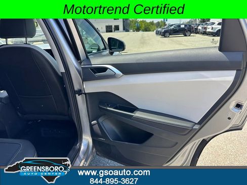 Used 2025 Volkswagen Taos SE FWD image 18