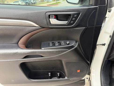 Used 2018 Toyota Highlander Limited Platinum FWD image 11