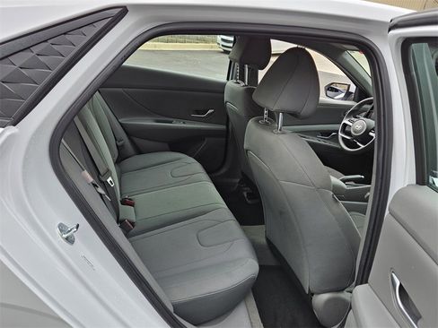 Used 2025 Hyundai Elantra SE image 13