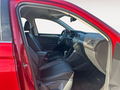 Used 2022 Volkswagen Tiguan SE image 16