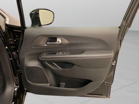 Used 2027 Chrysler Pacifica Limited FWD image 23