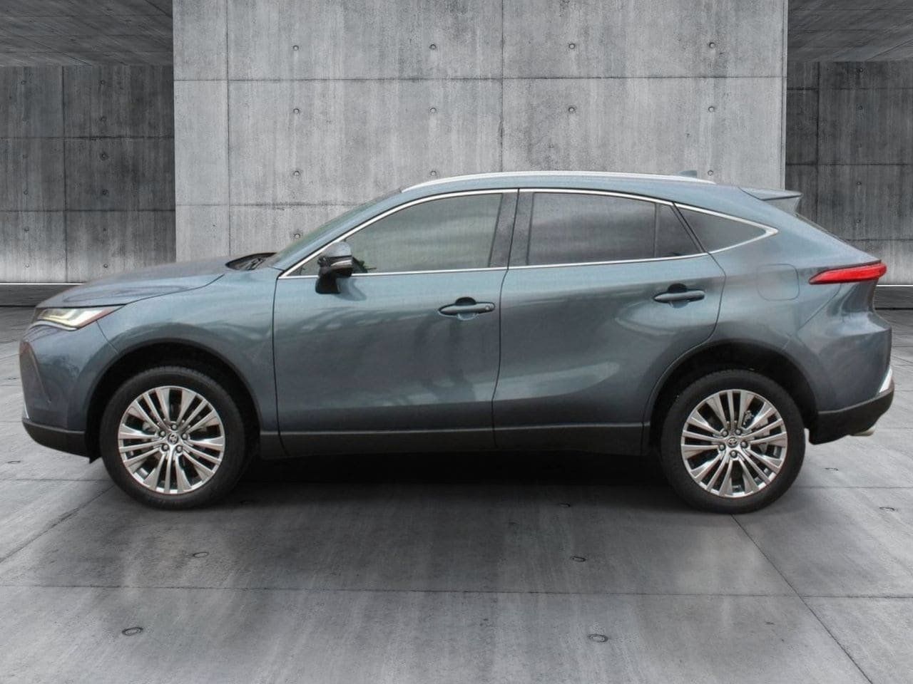 Used 2022 Toyota Venza Limited AWD/4WD image 2