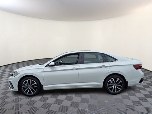 Used 2026 Volkswagen Jetta SE FWD image 4