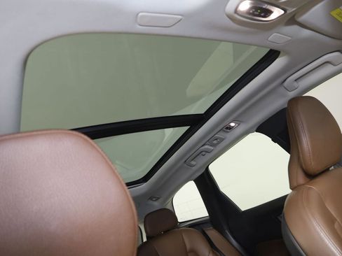 Used 2019 Volvo XC60 T5 Momentum w/ Multimedia Package image 11